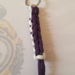 Llavero Bola Morado y Blanco Estrecho