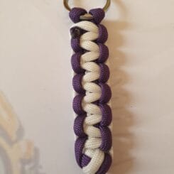 Llavero Trenza Morado y Blanco Estrecho