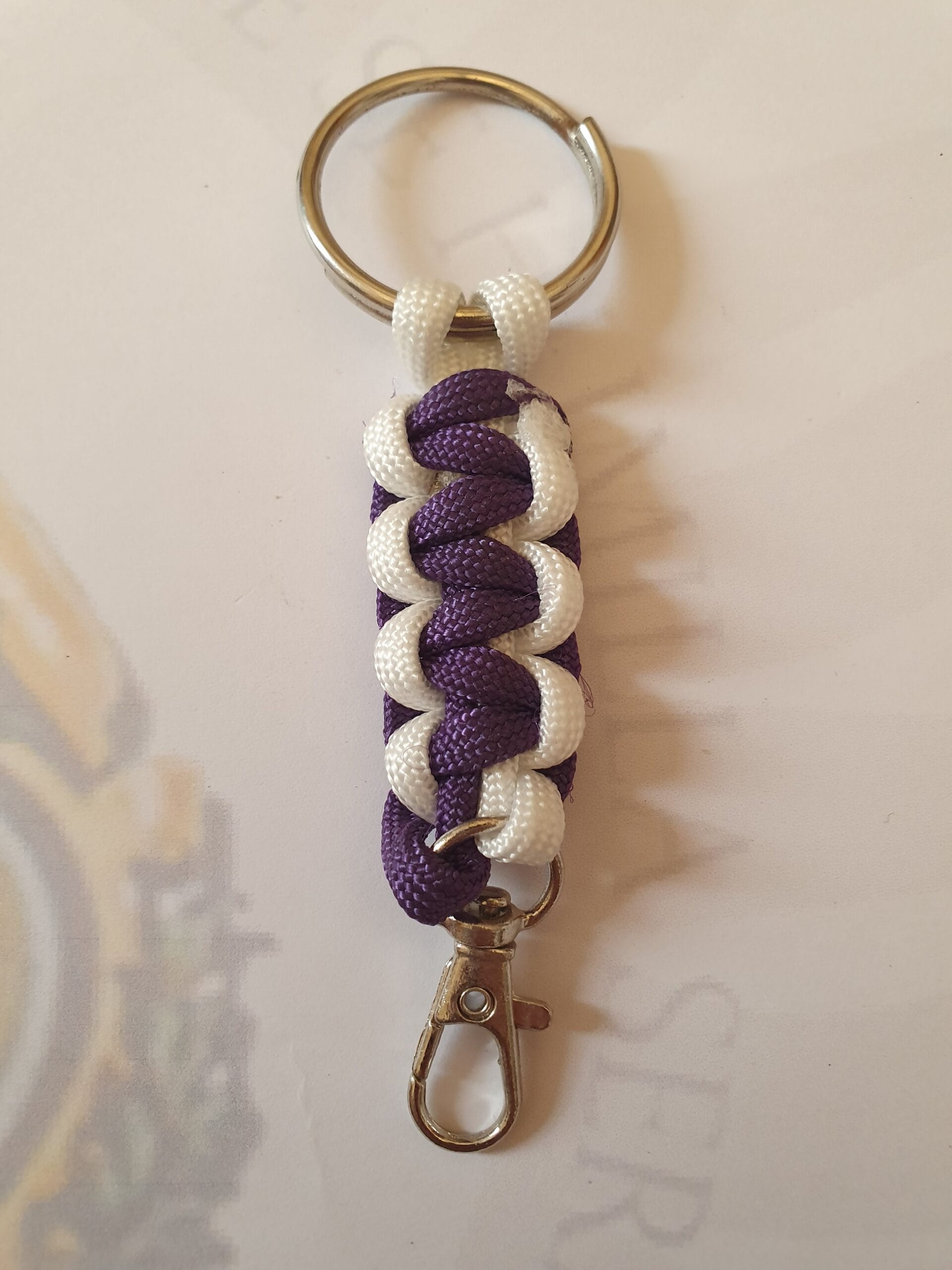 Llavero Trenza Morado y Blanco con Gancho