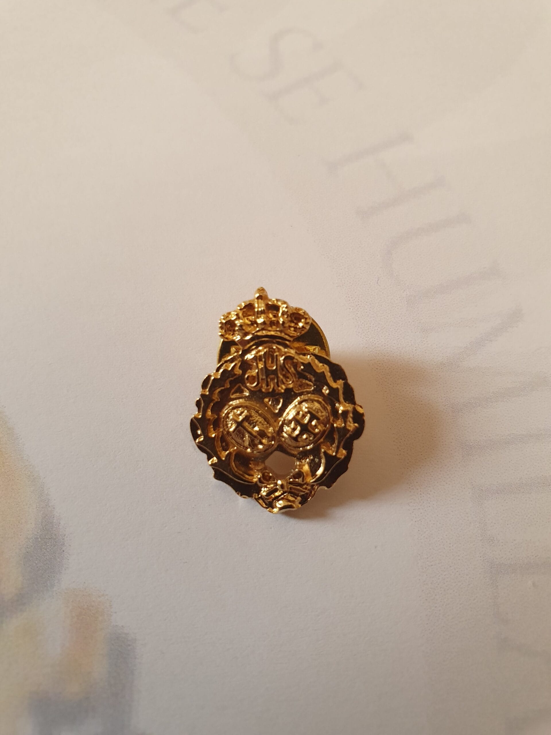 Pin Escudo Dorado Nazareno de las Torres