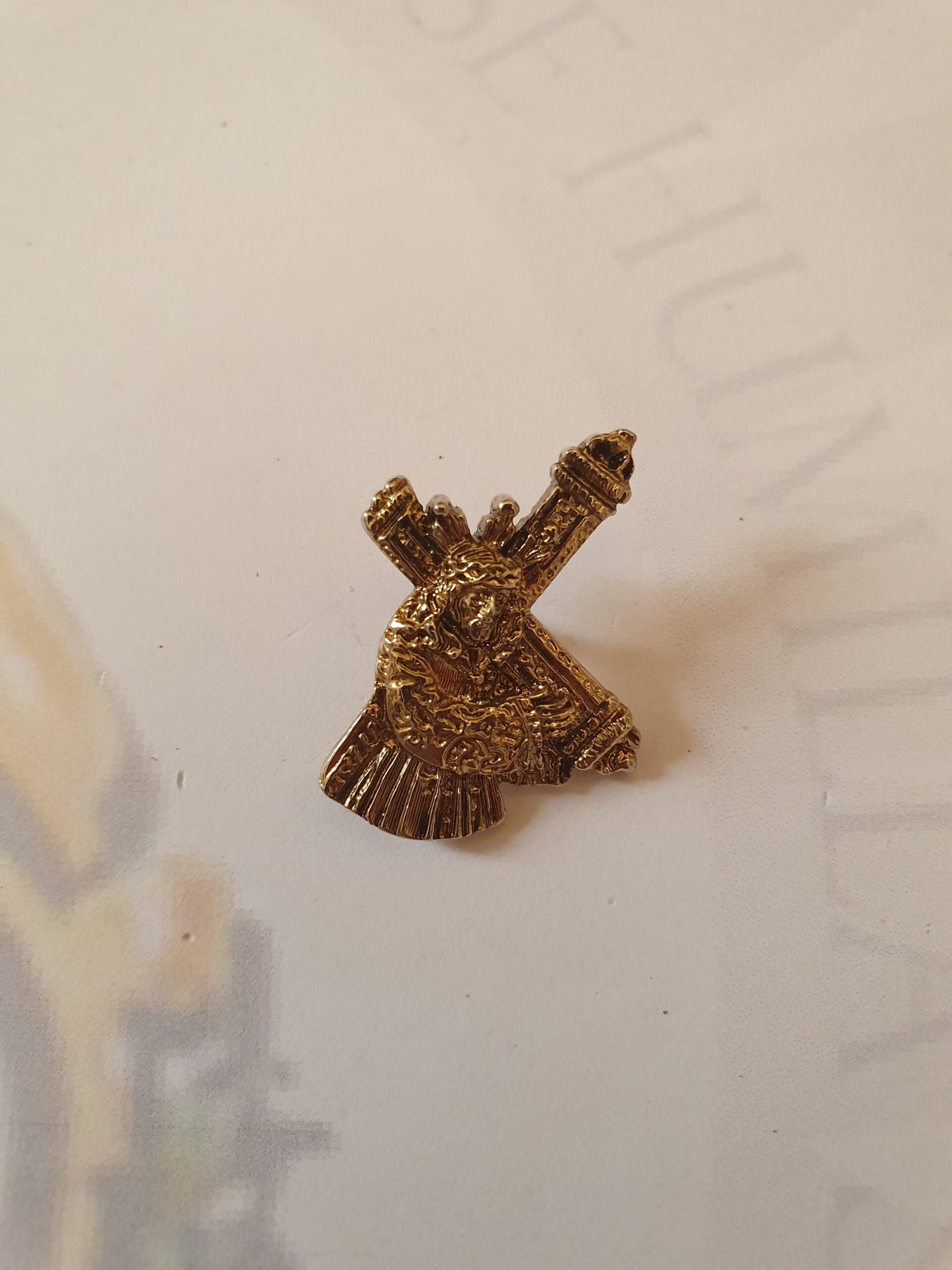 Pin Dorado Silueta Nazareno de las Torres